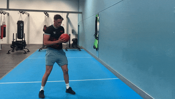 Demonstration of the medicine ball rotational passes against a wall.